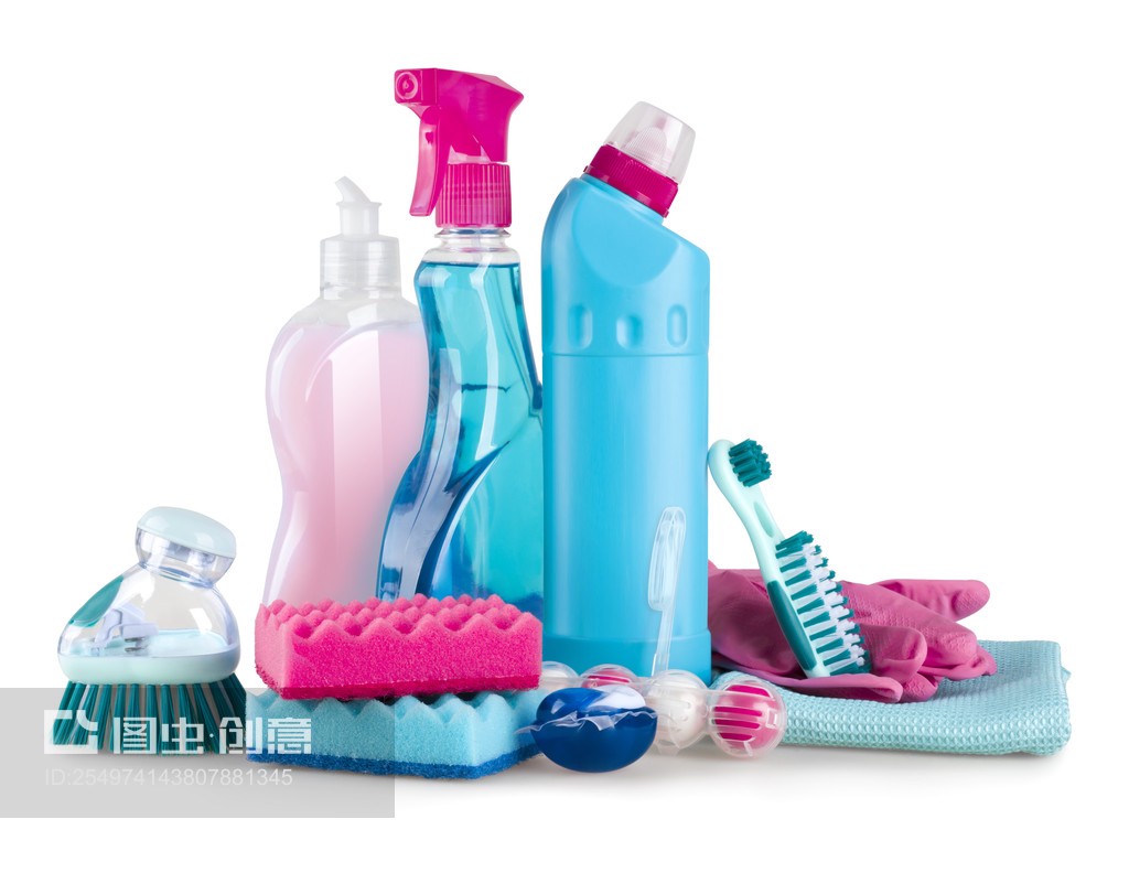 白色背景下的洁净守护者 化纤制品在房屋清洁与卫生用品中的应用